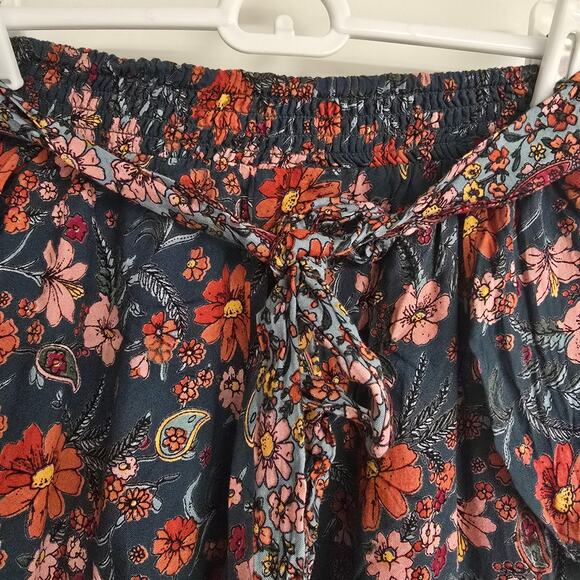 Women's Angie Dark Green Floral Tie Front Culotte Shorts | Size Small - Picture 4 of 9
